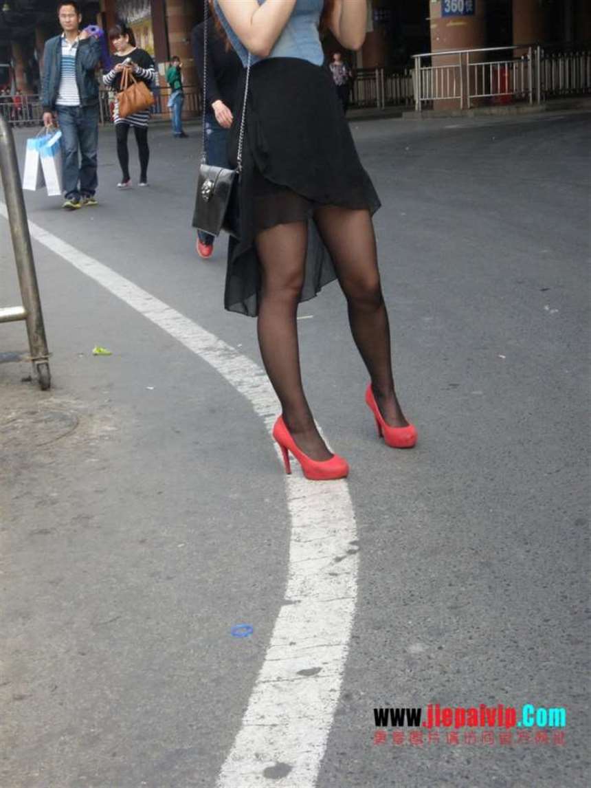 性感的红色高跟鞋黑丝袜美腿女人