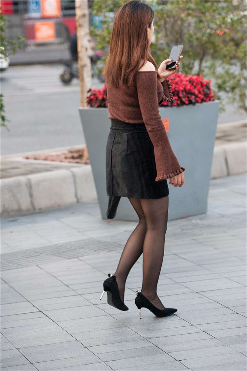 街拍联盟:久违的黑丝高跟轻熟女,相当有说服力