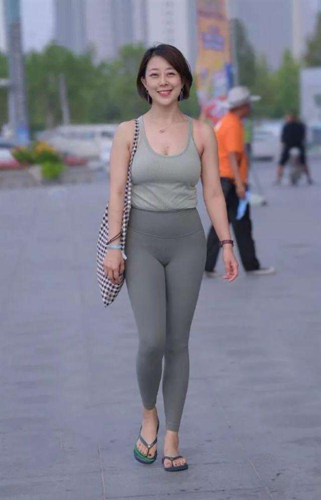 街拍美女:轻熟女神一身休闲装露出事业线,尽显女人的魅力时尚
