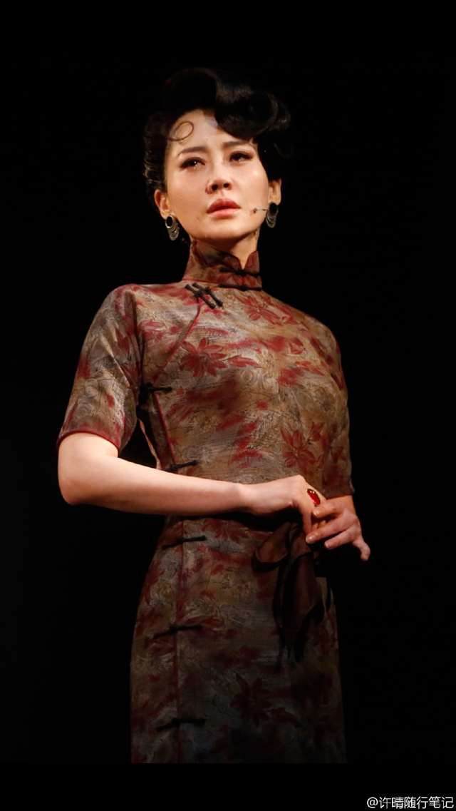 许晴晒旗袍照婀娜多姿 背影迷人尽显玲珑曲线