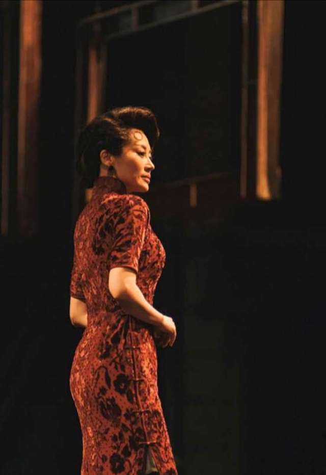 许晴一身旗袍出境,尽显东方美,这身材看了一眼就沦陷