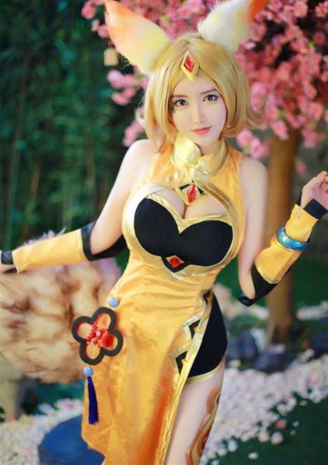 王者荣耀最美妲己cos,大长腿,撩裙动作迷人,网友:美的