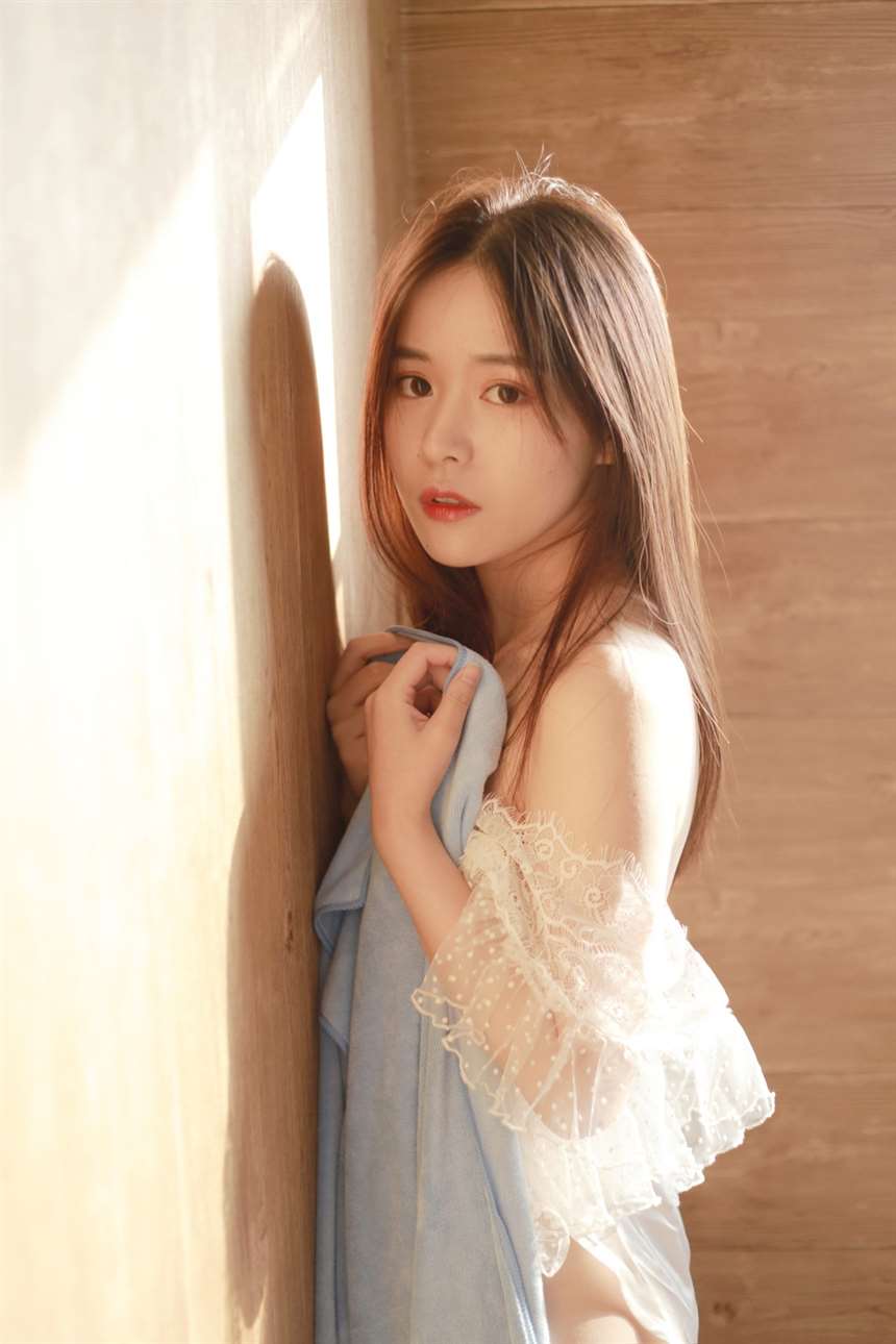 美女白纱裙羞涩写真,纤纤玉足小巧可爱,白皙美腿性感诱人,好看极