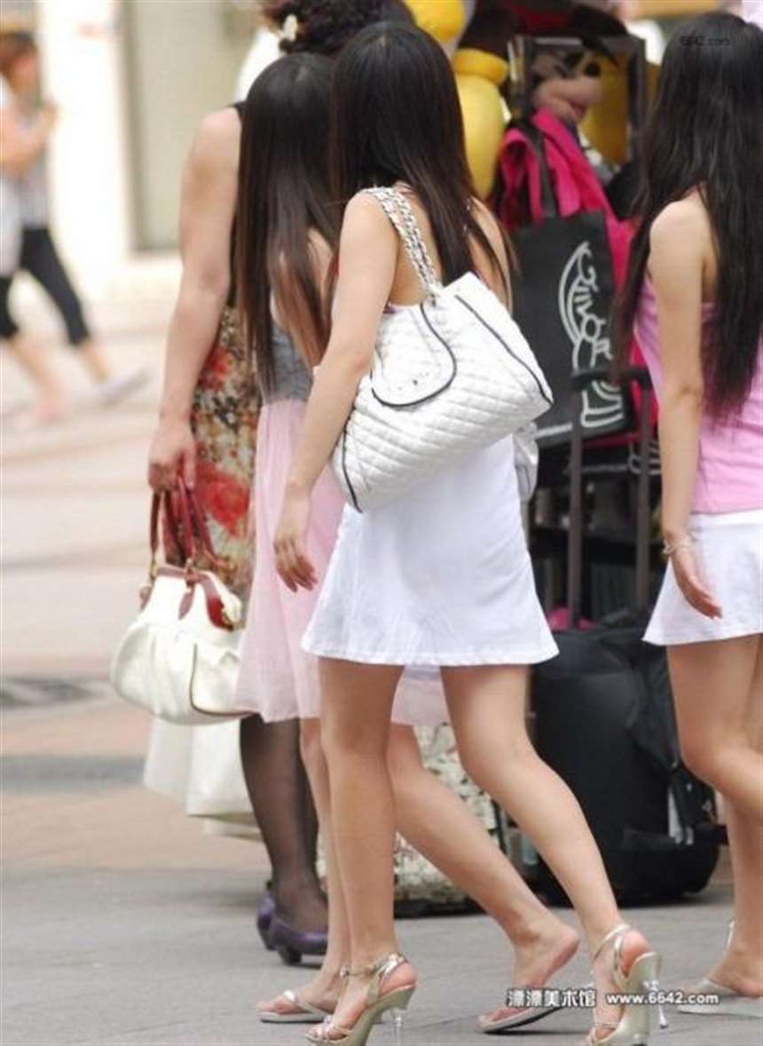 今天和女朋友逛街,老婆为了凉快穿了一个连衣超短裙里面就穿个丁字裤