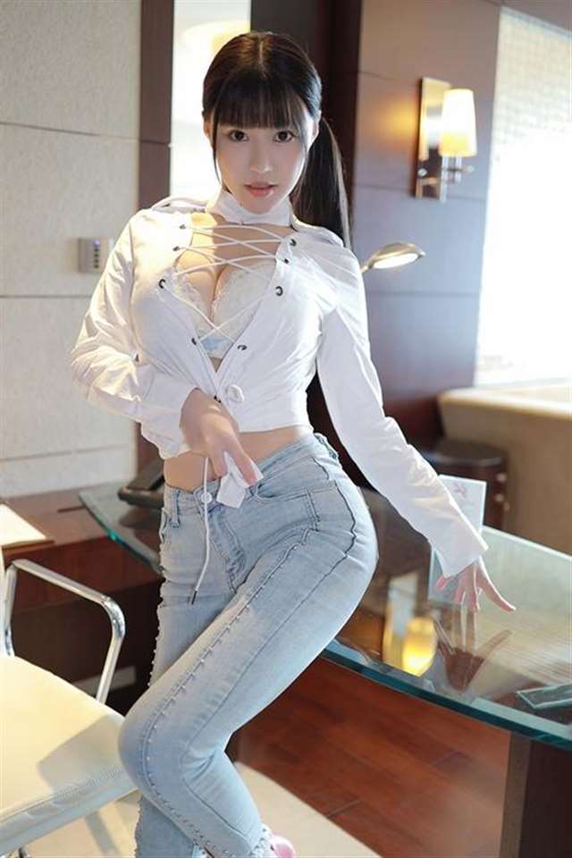 满足你对丝袜的幻想 性感美女卓娅祺制服诱惑表情销魂