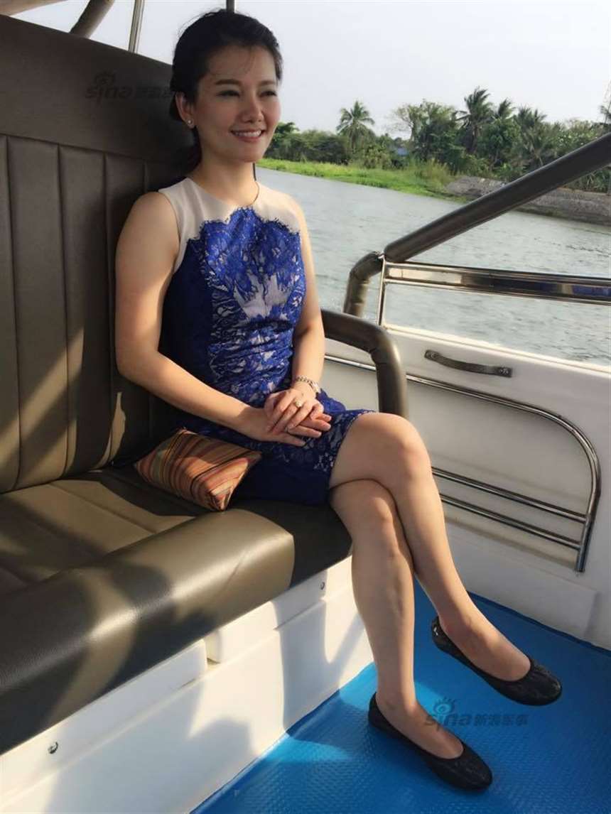 泰国美女警花长相太撩人 网友:逮捕我