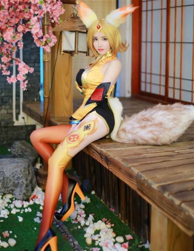 王者荣耀最美妲己cos,大长腿,撩裙动作迷人,网友:美的