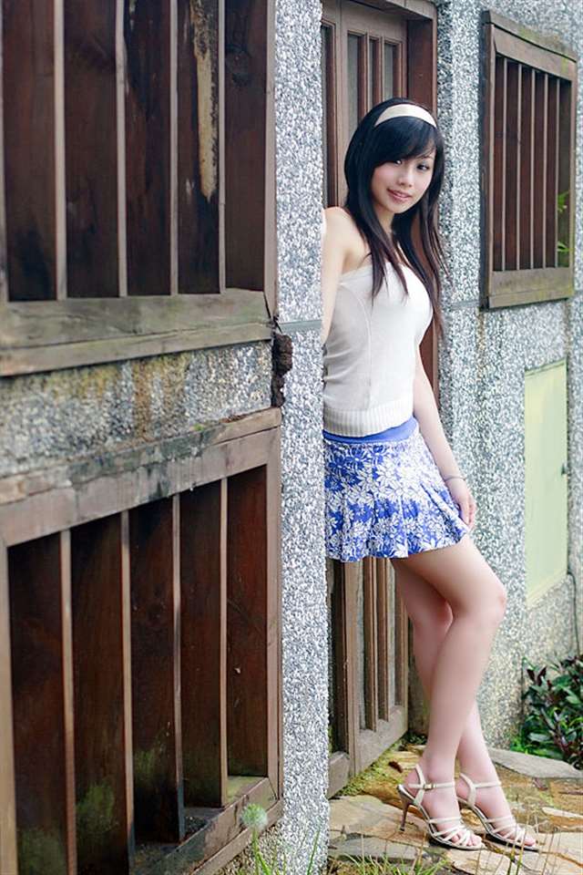 一个在城市公园里的美丽清纯淑女姑娘