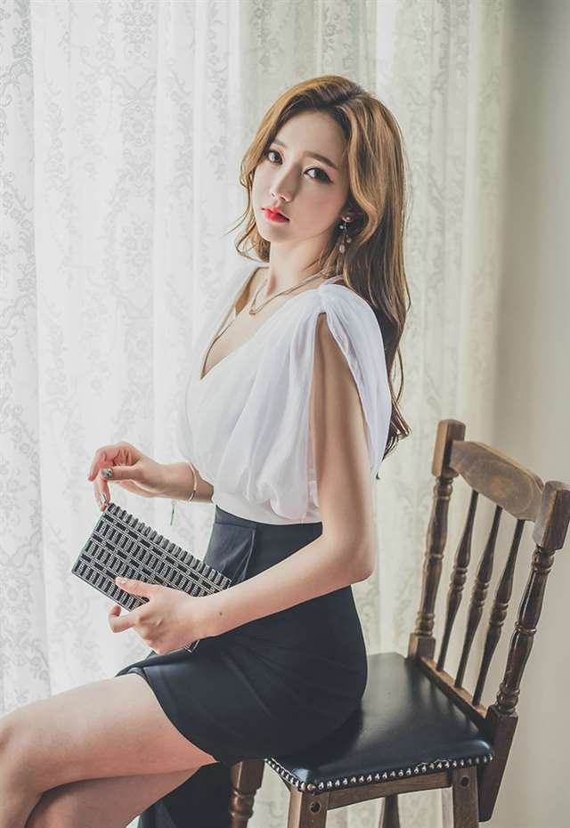 性感美女深v爆乳透视薄纱黑裙诱惑写真