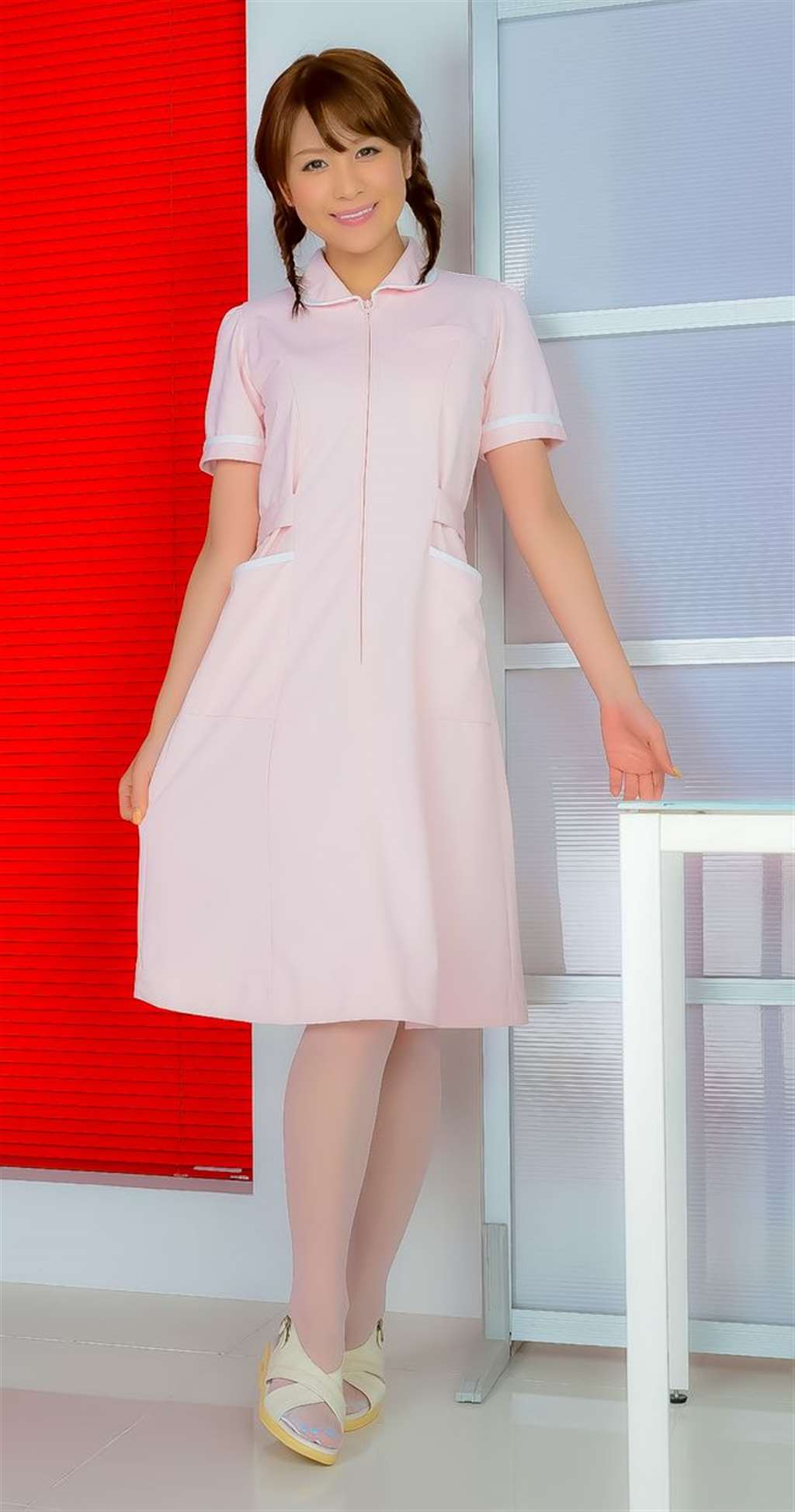 日本超模 立花早纪 护士制服写真,甜美可爱超治愈,性感白丝让人上头