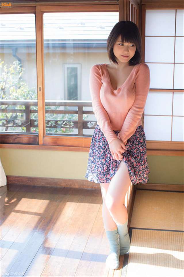 日本轻熟女毛衣写真宽衣解带身材惹眼