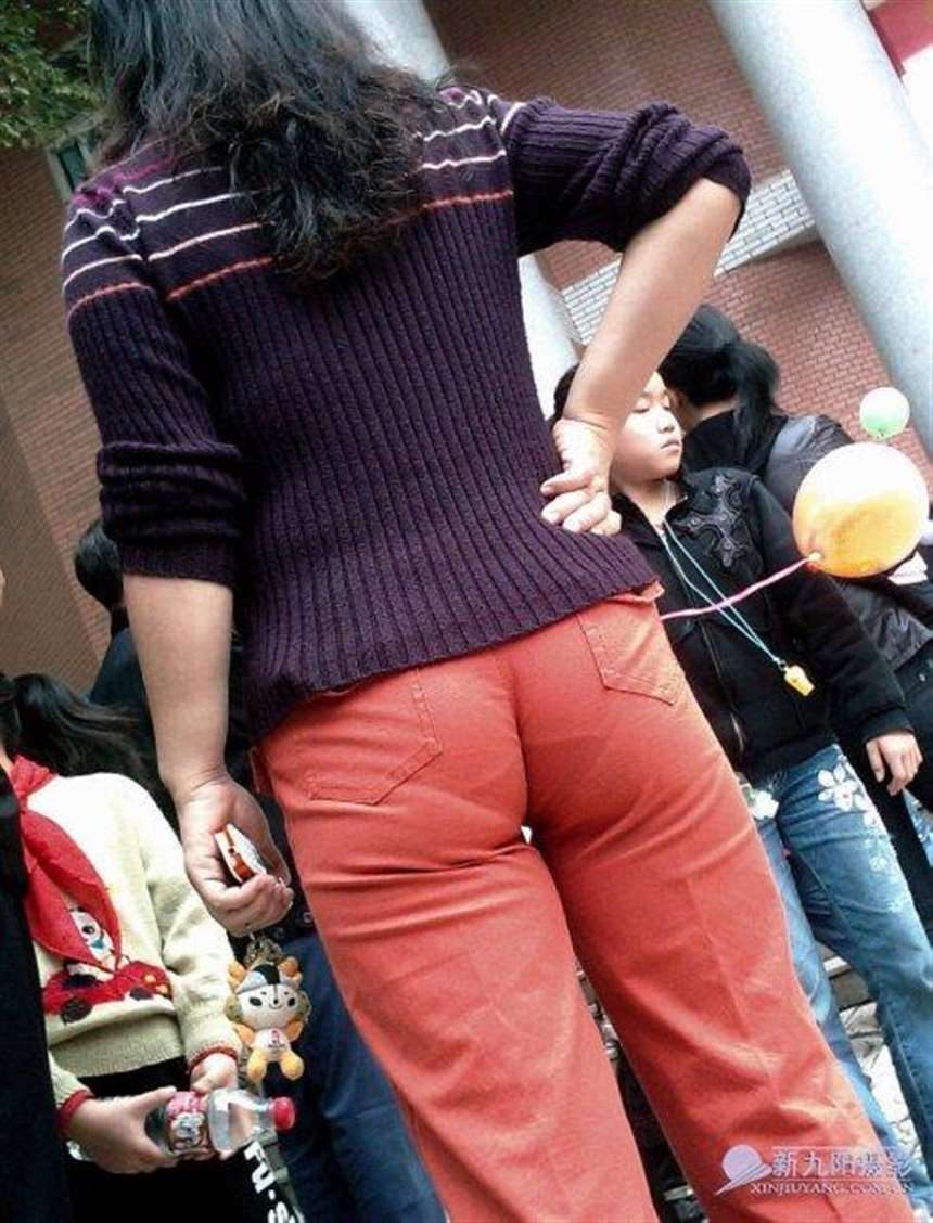 【一生有你街拍演义】第一百一十七回——臀沟紧勒肥臀两瓣,熟妇在前