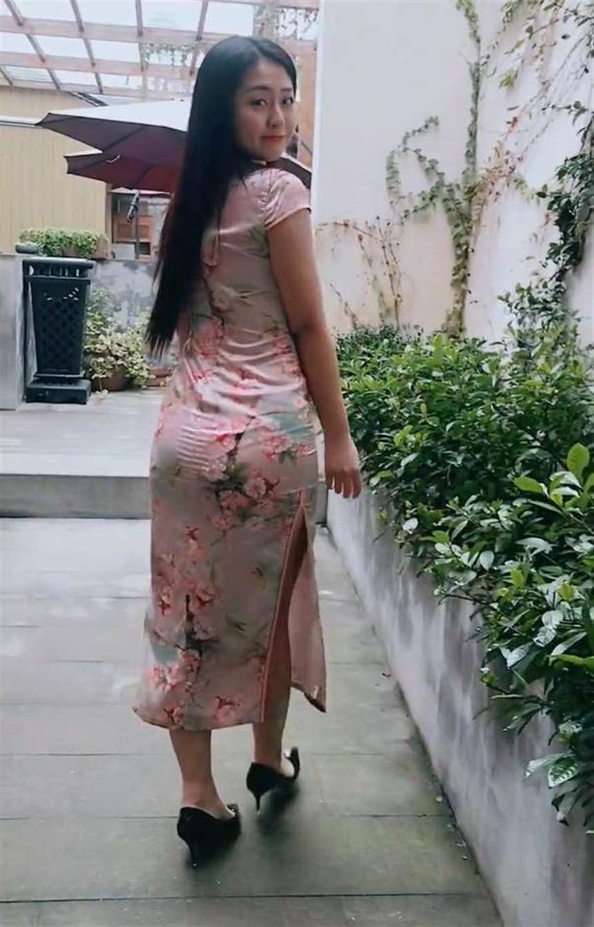 将旗袍穿成紧绷,微胖女生演绎欧美范腰身比例