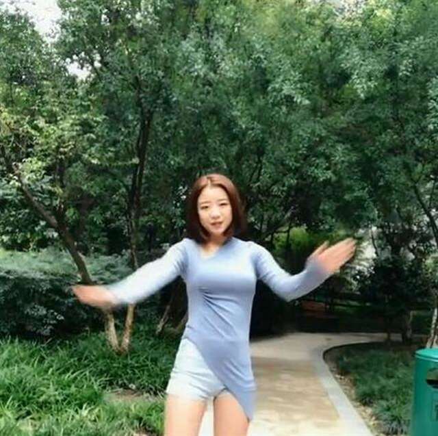 抖音90后老阿姨火了,公园跳起热舞,网友:妈妈,我恋爱了