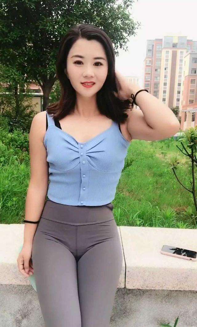 夏日清凉2笑容甜美的瑜伽裤熟女姐姐