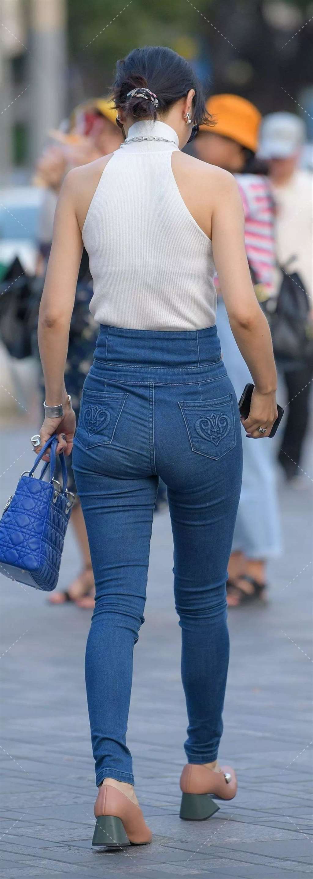 街拍中年美女熟妇穿紧身牛仔裤显得潮流范十足