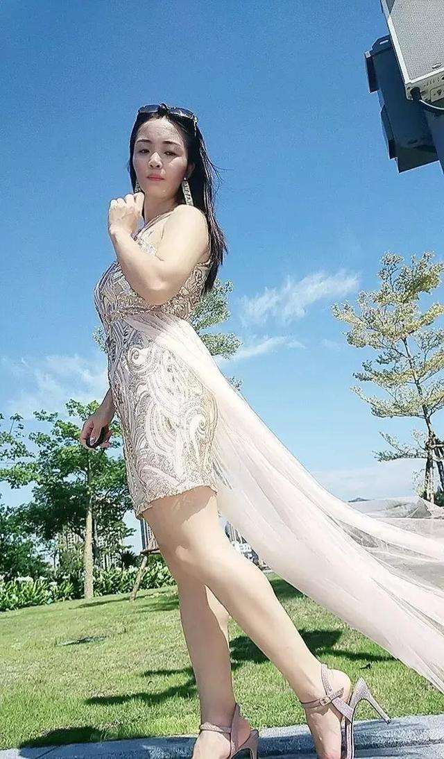 微胖熟女身穿一袭白裙尽显妩媚动人