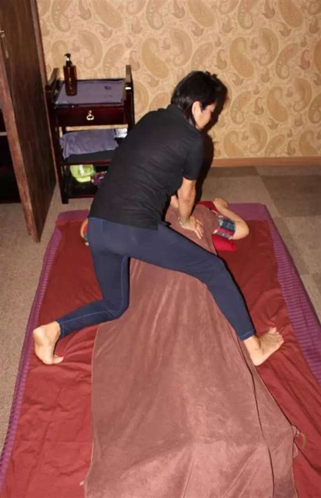 还可以坐在定制的,宽大的,可以自己调节的椅子上,按摩一下足底.