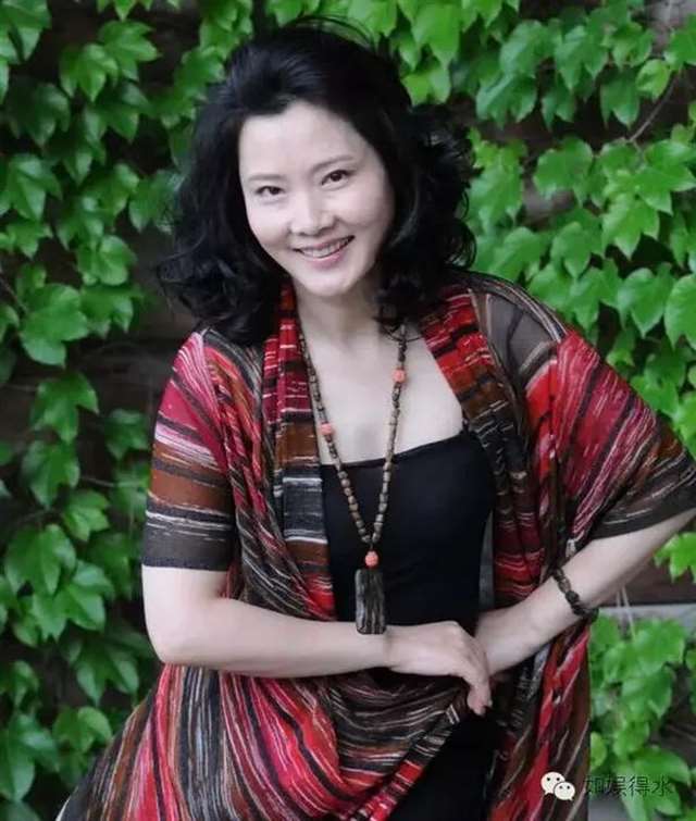 她塑造角色跨越时代,父亲为她没再娶,今风韵犹存