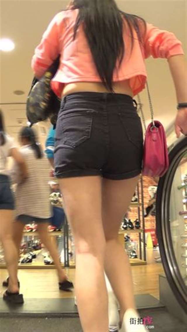 白色紧身裤与黑色牛仔紧身热裤的对决【18p】 - 白色紧身裤与黑色牛仔