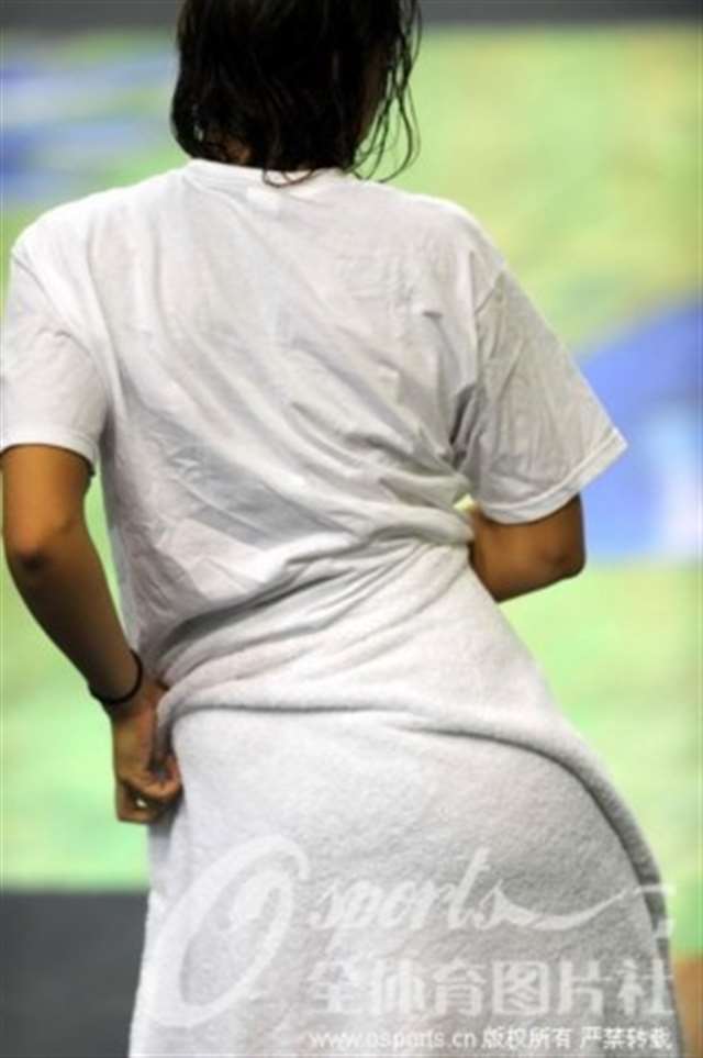 偷拍三位美女现场换内裤 文胸系背后成风景(图)