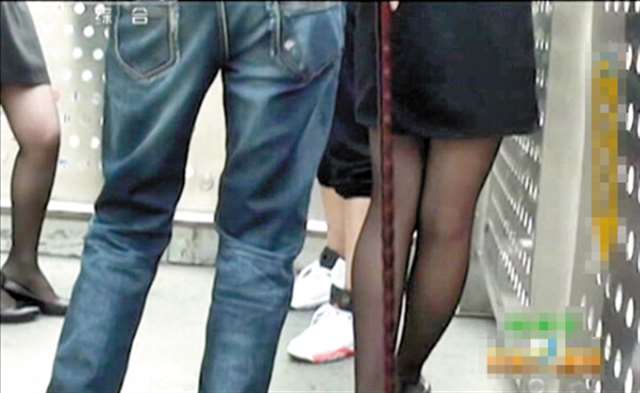 【拐棍偷拍】团伙偷拍女性裙底:偷拍短裙过程曝光[图文]