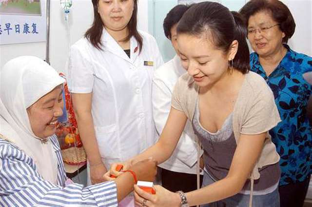 董洁上海看望病人献爱心 弯腰不慎走光(图)
