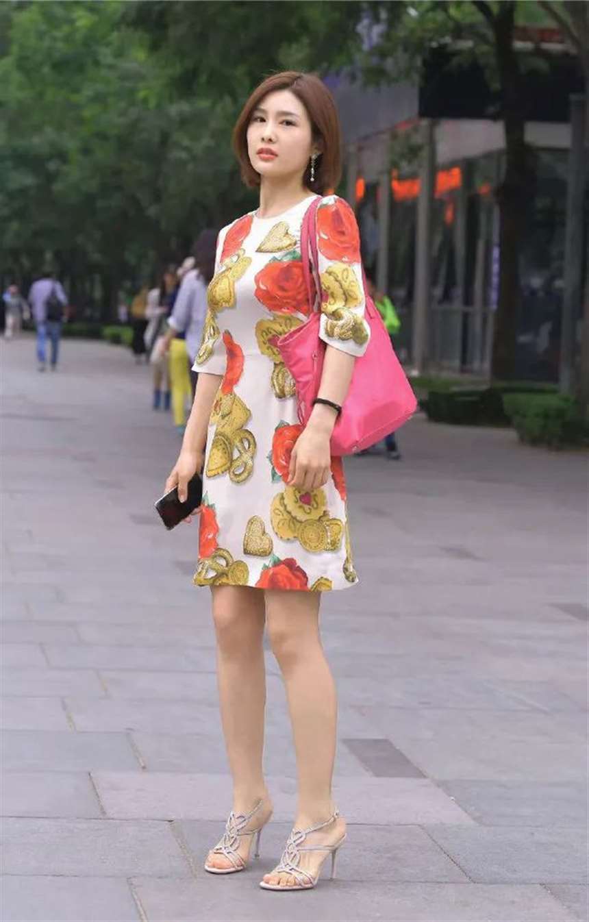 街拍:穿花裙的时尚女生,散发出成熟女人的魅力