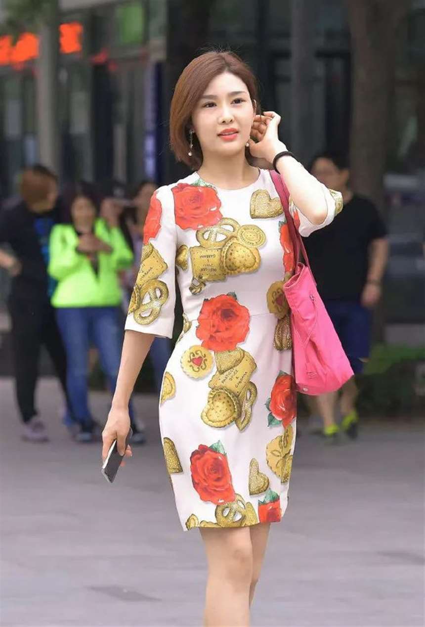 街拍:穿花裙的时尚女生,散发出成熟女人的魅力