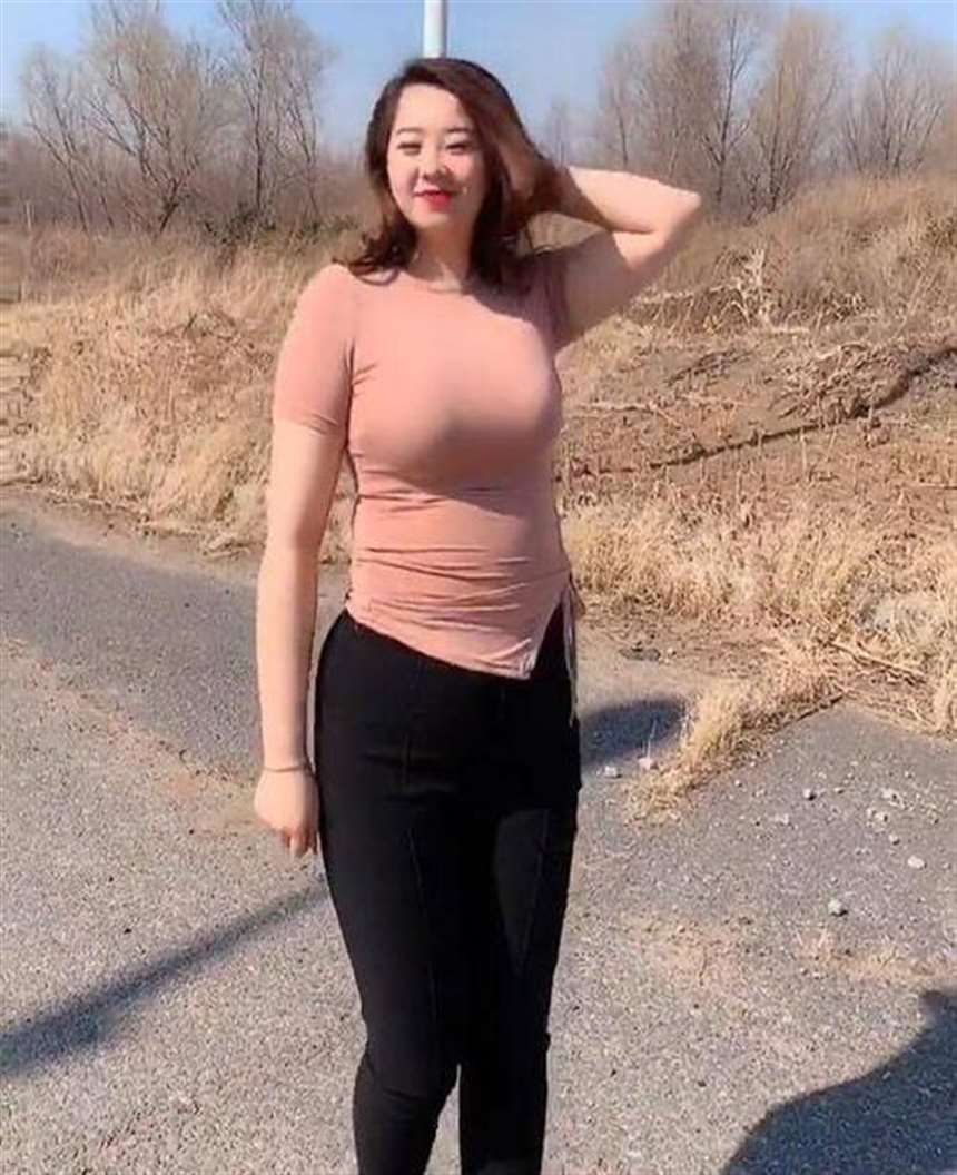 长相甜美的微胖美女,拥有一种肥而不腻的美