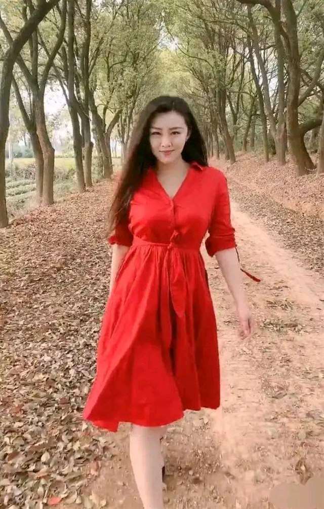 微胖大姐穿大红长裙走在乡村小路上,这气质算是村里的