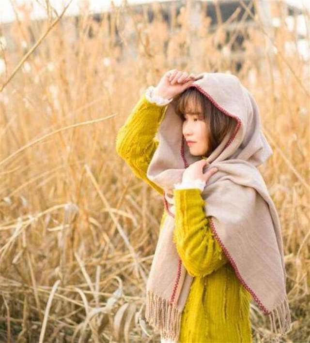 街拍美女:少妇偷偷走进农村麦子地只为做这事,微胖的