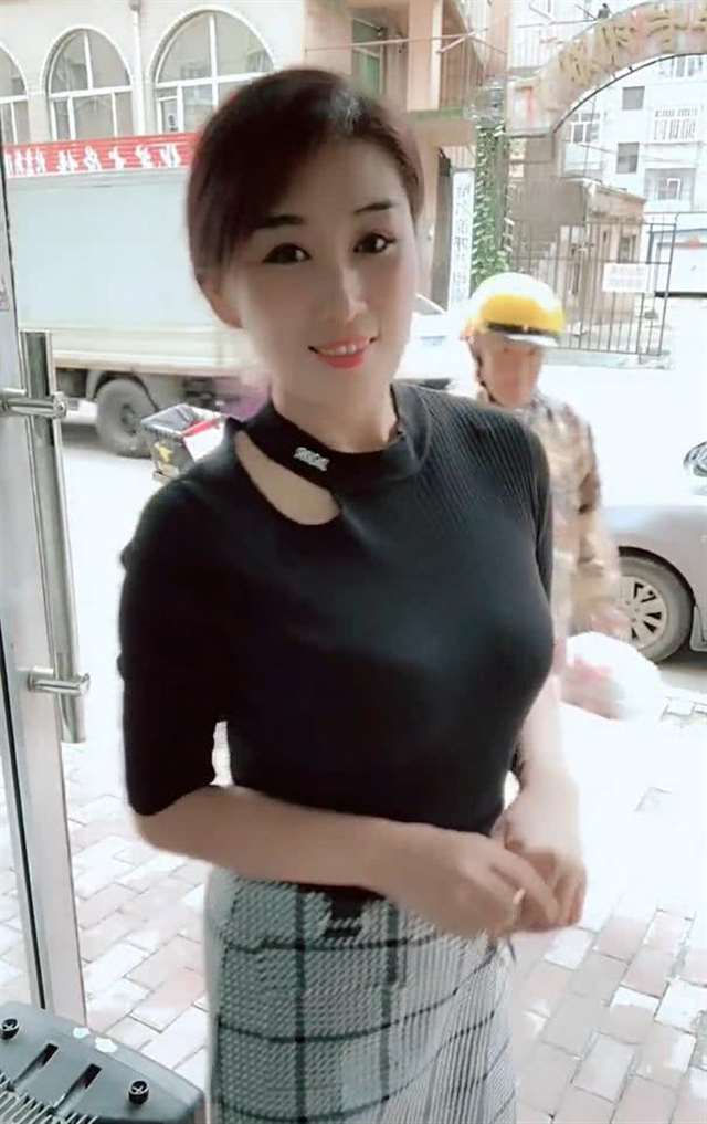 成熟女人有成熟的美,40多仍风韵犹存,你该不会反对吧!