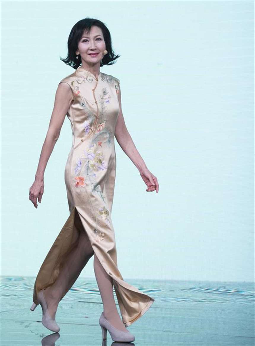 63岁的小青依旧风韵犹存开叉旗袍穿出曲线美真给60后长脸