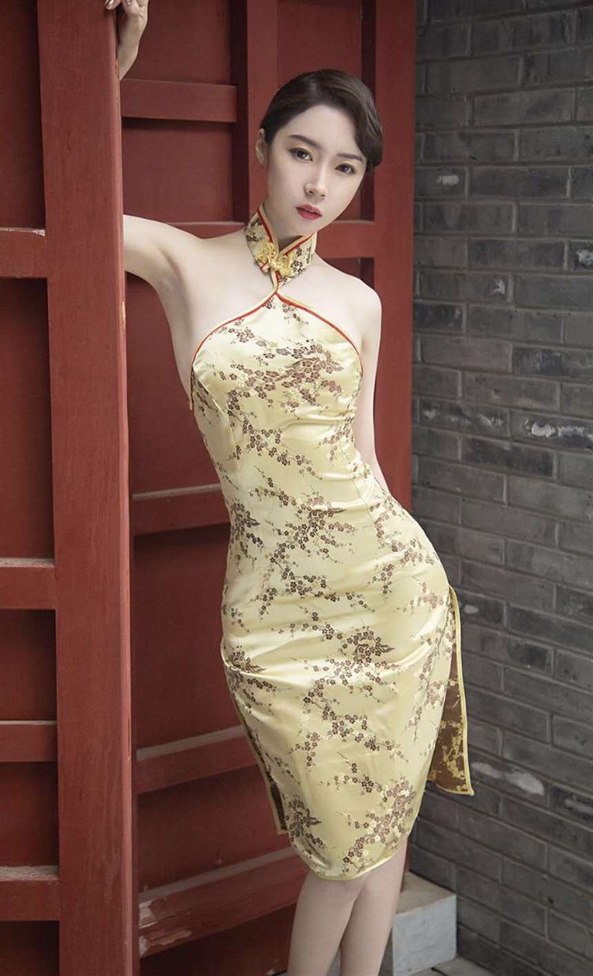 风韵犹存的美女穿上旗袍,一起来看看!