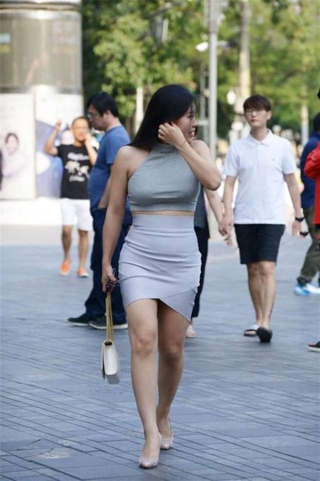 街拍:偶遇灰色包臀短裙美女,臀部硕大,身材圆润,十分让人着迷