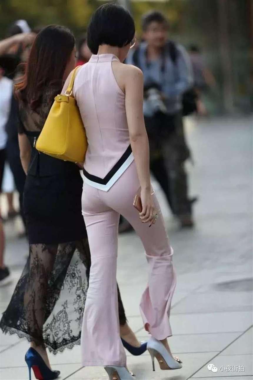 街拍:遇粉色长裤套装极品少妇,圆润美臀,内里小裤裤边