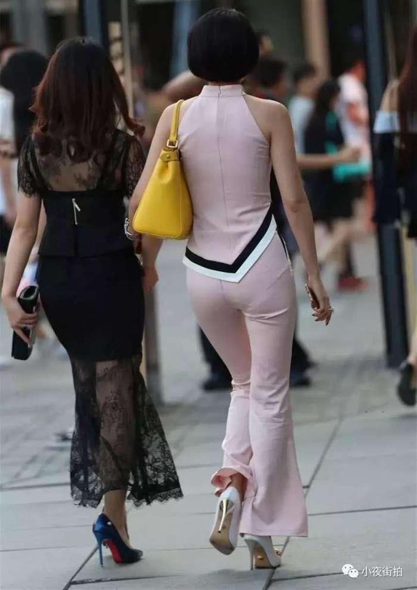 街拍:遇粉色长裤套装极品少妇,圆润美臀,内里小裤裤边