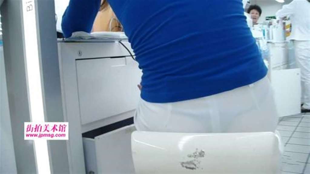 街拍美女透明紧身裤美臀蓝色丁字裤性感大屁股