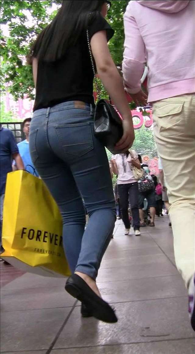 街拍戴眼镜的紧身牛仔裤肥臀美女-我爱街拍论坛
