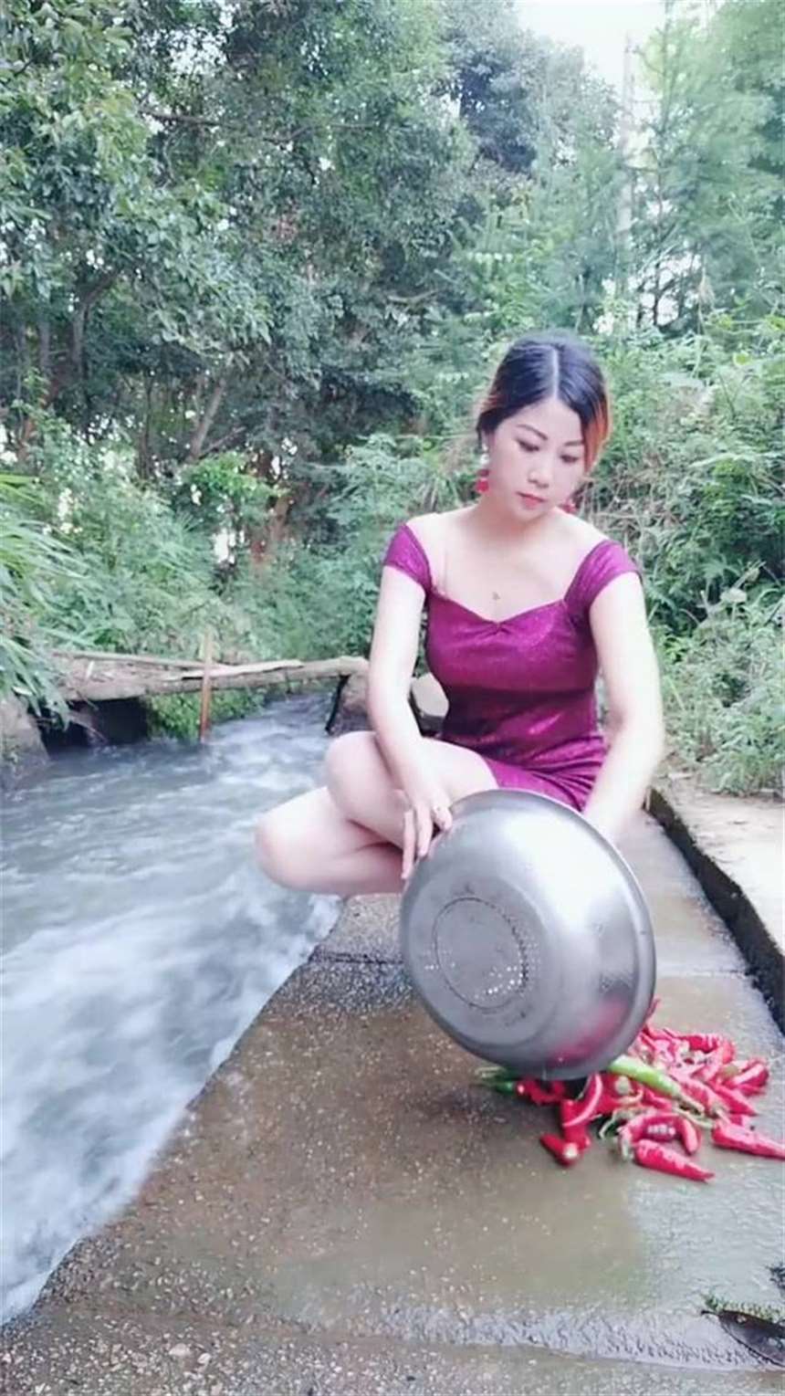 30岁少妇风韵犹存,气质紧身裙说不尽的优雅迷人