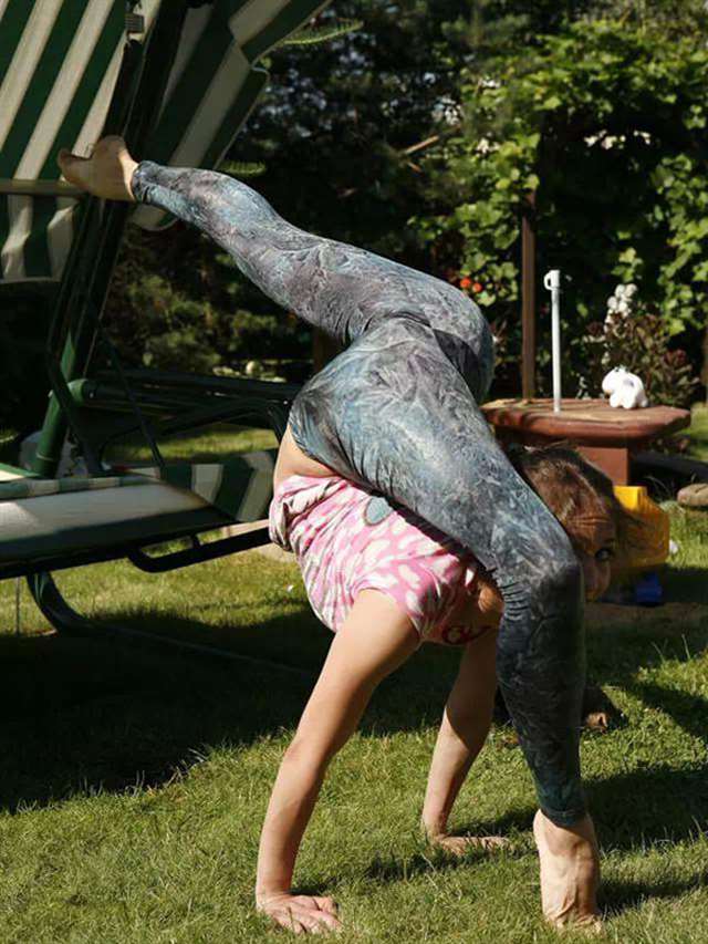 美女草地练习柔术,真是软的不像话!