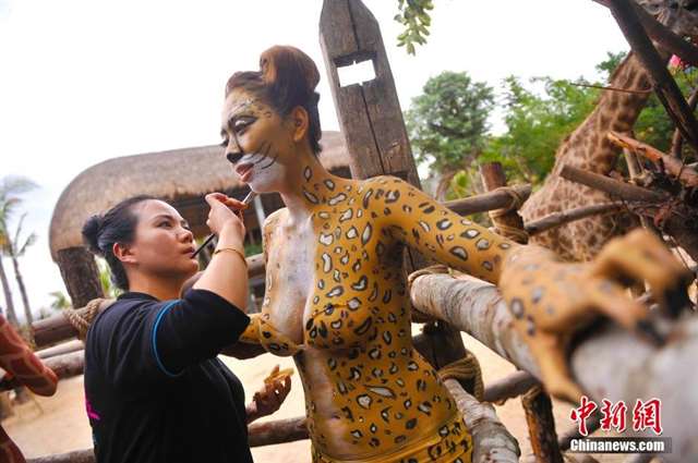 三亚动物园美女人体彩绘 与动物互动吸引游人