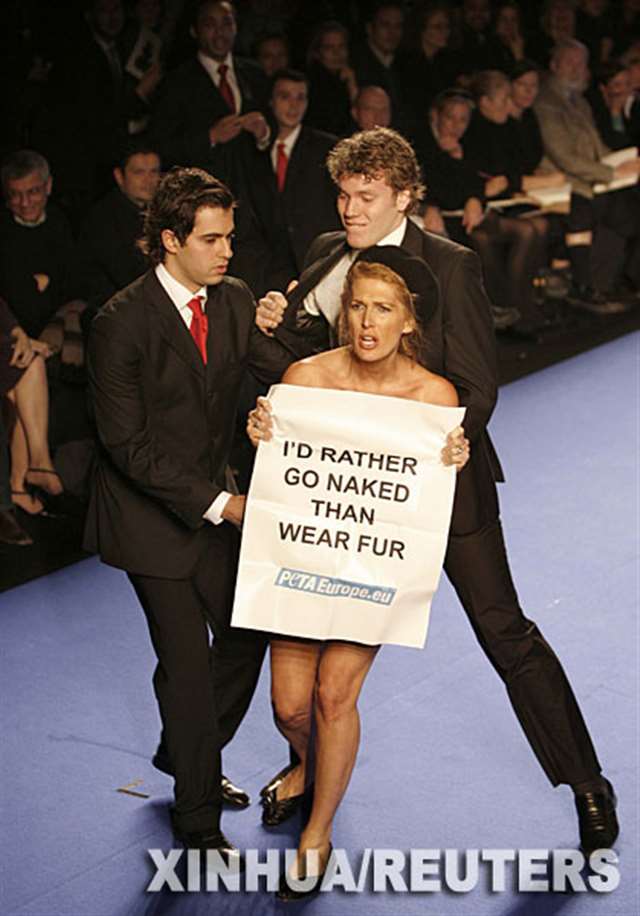 全裸美女咆哮巴黎t台 抗议动物毛皮做时装[图]
