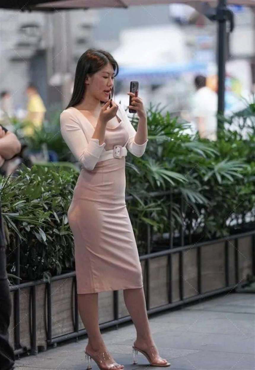 粉色裹身裙搭配白色外套干净又减龄,30岁少妇穿出20岁