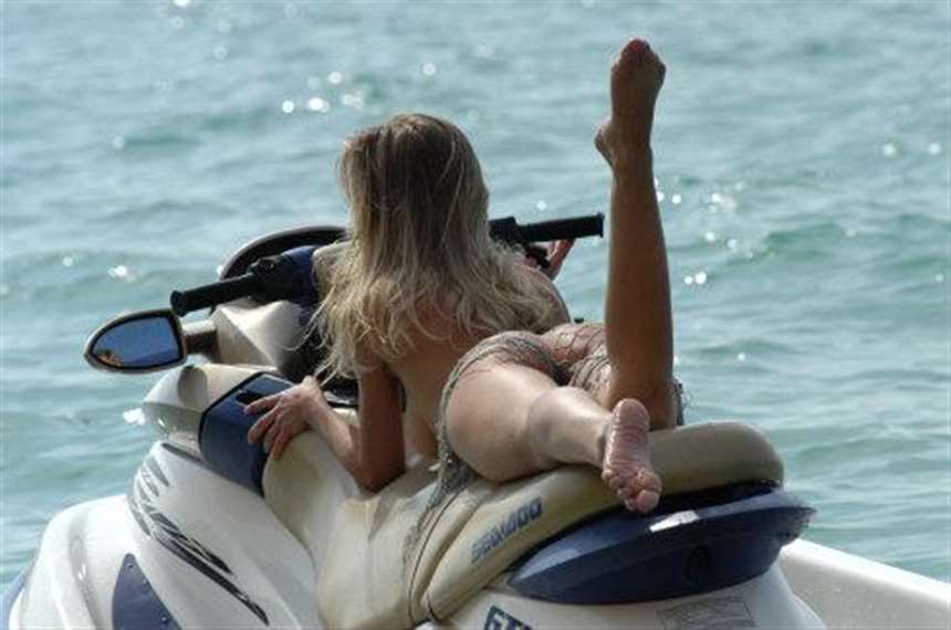 狂野美女全裸骑摩托艇海上冲浪