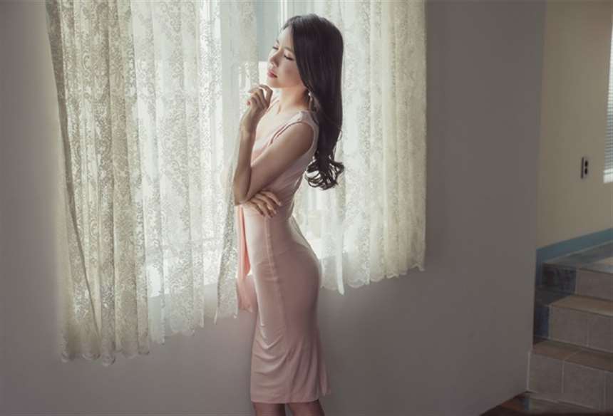 大胸美女裸粉色包臀长裙s曲线性感私房照