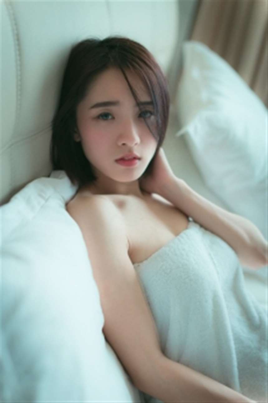 浴缸内的湿身性感美女裸露美胸迷魂诱人私房照