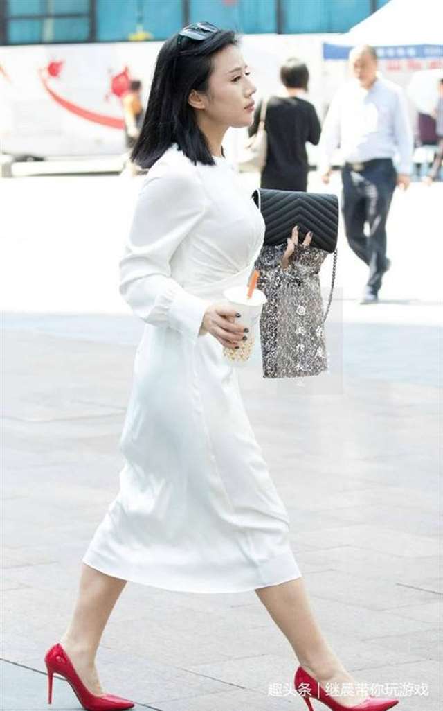 街拍,喜欢欣赏身材苗条的女人但又更愿意娶图1微胖丰满的小少妇