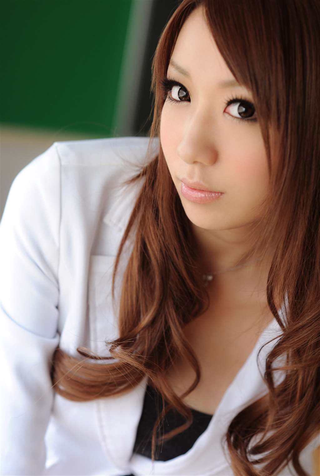 亚洲极品巨乳翘臀美女教师教室内大胆解衣销